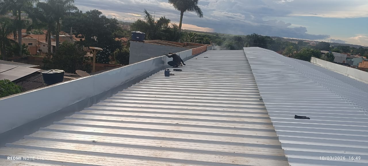 Instalação de cobertura e telhado metálico