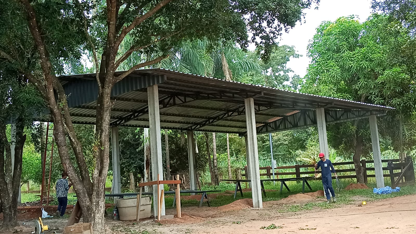 Galpão rural com estrutura metálica concluído