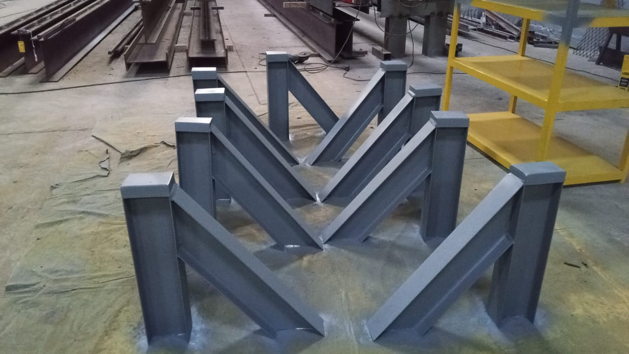 Fabricação de estruturas metálicas em galpão industrial